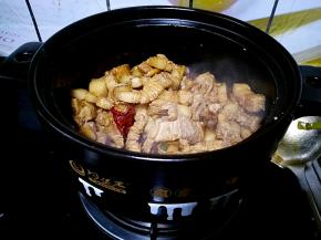 倒入适量的料酒老抽和生抽，炒匀。