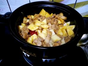 把土豆块儿倒入锅中翻炒均匀。