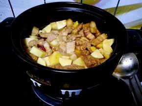 倒入适量的清水，因为这款食来运转砂锅耐急冷急热，所以可以在热锅的状态下直接倒入冷水。