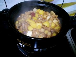 大约15分钟之后加入适量的盐继续中火炖。