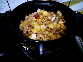 炖至汤汁变得浓稠，快要收干的时候关火焖5分钟。