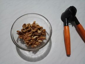 准备工作，头天晚上剥核桃。