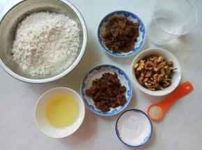 各种材料称重。