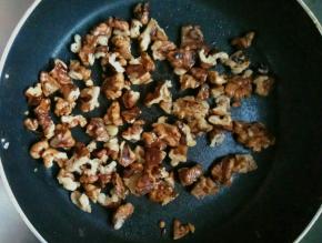 核桃掰成小粒，下锅里（擦一点油即可）炒香。