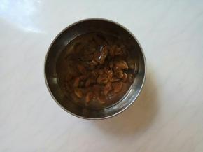 葡萄干清洗干净，捞出控水。