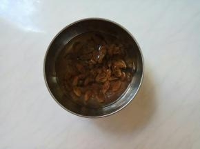 葡萄干清洗干净，捞出控水。