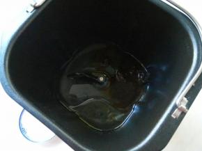 液体食材先放入：水、油、（糖、盐对角放）。