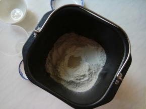 放入面粉，中间扒个窝，放酵母。