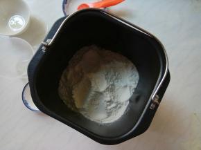 再扒拉面粉盖住酵母。