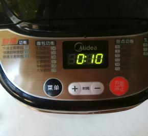 启动面包机自动和面10分钟。