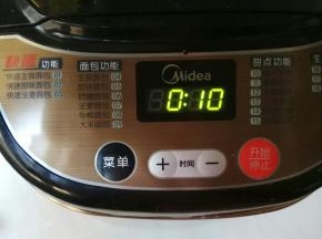 启动面包机自动和面10分钟。