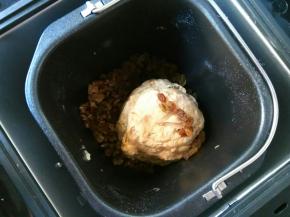 再放入核桃、葡萄干，继续和面20分钟。