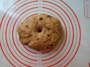 面团发酵至两倍大，用手指戳洞，不回缩，不下陷。