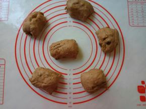 用手掌根部轻笼面团，分两份。分别再分割，同样手法排气，分成6份。静置一边醒发10分钟。