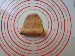 擀过的这面光滑，翻过去，当做面包的外皮。从下向上卷，变卷边收拢两边向里整形。