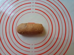 卷好，收口捏紧朝下。