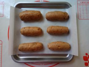 面胚全部做好，放在垫了油纸的烤盘上。