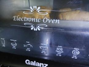 烤盘进烤箱，不用接电源，下面放一碗热水，利用蒸汽的湿度，进行面团的第二次发酵。