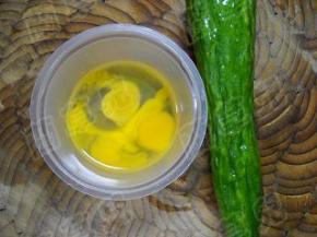 准备好黄瓜和鸽蛋。