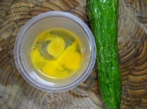 准备好黄瓜和鸽蛋。