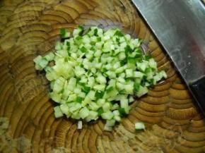 黄瓜洗净切细粒备用。