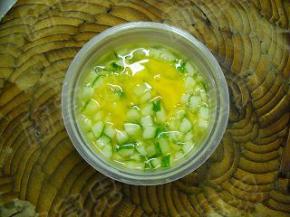 将黄瓜与鸽蛋混合，加盐拌好备用。