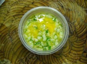 将黄瓜与鸽蛋混合，加盐拌好备用。