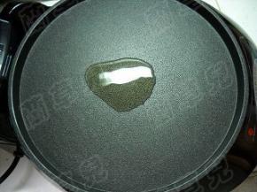 电饼铛预热，倒入少许油。