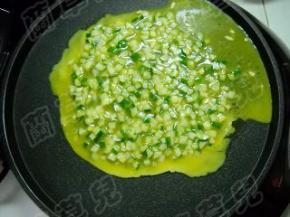 倒入拌好的蛋液。