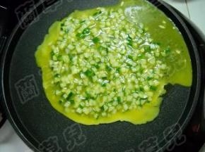 倒入拌好的蛋液。