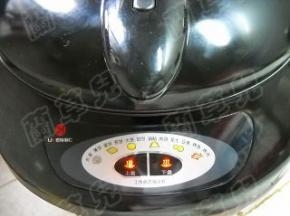 调到煎蛋档，上下火，煎1分钟。