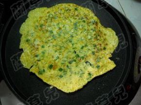 蛋液完全凝固，翻一面；下火煎半分钟。