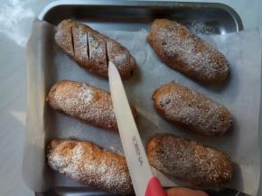 用锋利的刀子，倾斜45℃角，利用刀尖的重量轻盈地划过面包表皮。