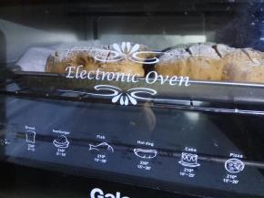 烤箱预热好，烤盘放入，200℃中层，上下火，25分钟。最后5分钟，改上火，180℃上色。