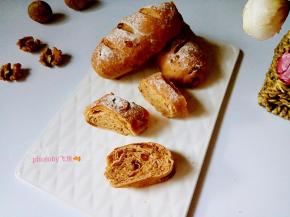 面包晾至凉透，刀切成片。果仁浓香，葡萄干自然清甜，组织柔软。