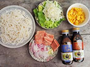 准备好材料
先把配菜切好，乌冬面沸水煮熟，冲冷水沥干，把鸡蛋炒好，建议土鸡蛋，色泽好，味道香