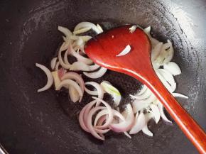 热锅下油，再放入洋葱和蒜瓣，煸炒软