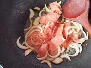 再倒入切好的培根，煸炒焦黄