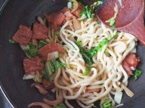 再把乌冬面倒入翻炒