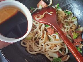 2勺酿造酱油+1勺黑豆酱油混合，再倒入乌冬面中翻炒