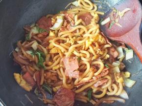 出锅前把鸡蛋倒入翻炒一下，起锅。快手，一人食，15分钟搞定