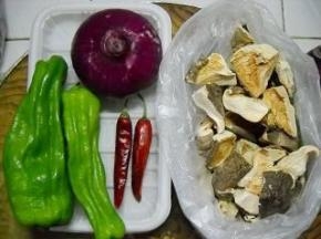 准备好干香菇、青椒、洋葱、干红椒。