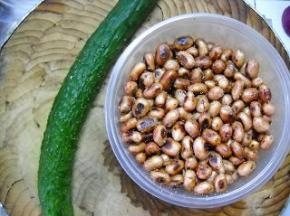 准备好黄瓜、熟花生。