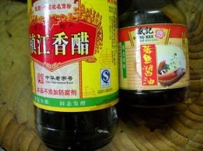 准备好香醋和蒸鱼豉油。