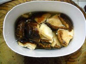 干香菇提前泡发，洗净沥干水分备用。