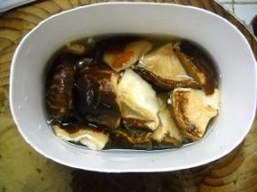 干香菇提前泡发，洗净沥干水分备用。