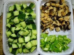 黄瓜、青椒、香菇等洗净、切小丁。