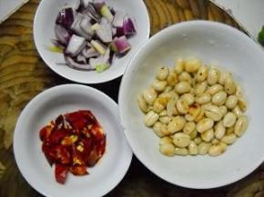 熟花生去皮；洋葱切小块，干红椒剪成段备用。