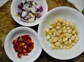 熟花生去皮；洋葱切小块，干红椒剪成段备用。