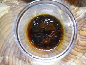 将花椒粉、胡椒粉、白糖、盐、芝麻油、放入碗中，加入香醋和蒸鱼豉油，调匀成味汁。